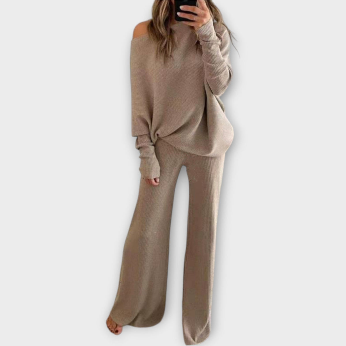 Pleteni set s širokim pantalonama i opuštenim puloverom