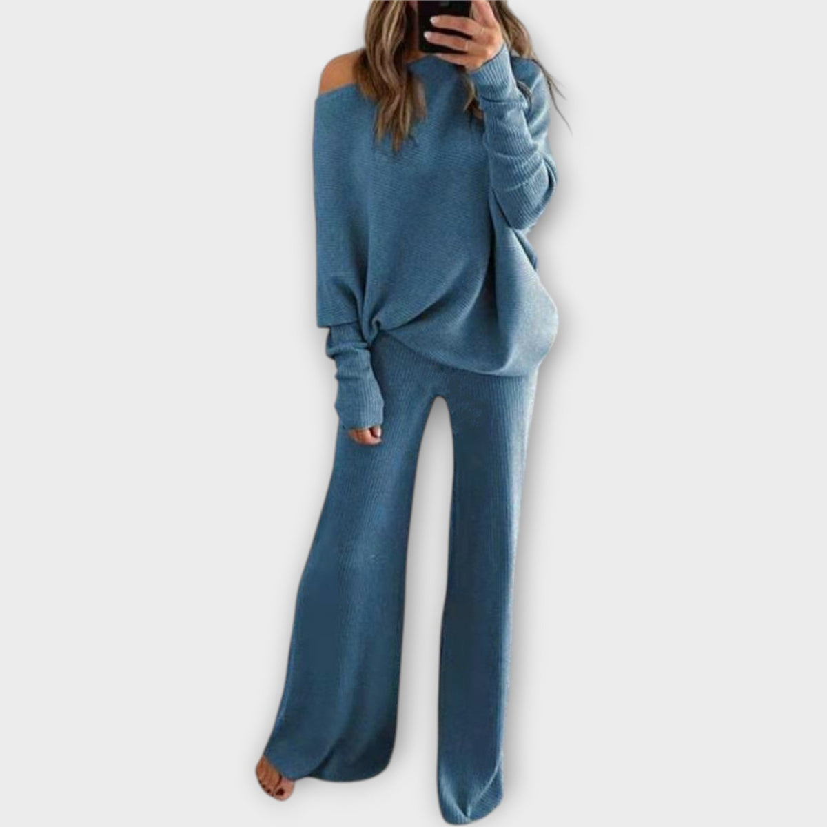 Pleteni set s širokim pantalonama i opuštenim puloverom
